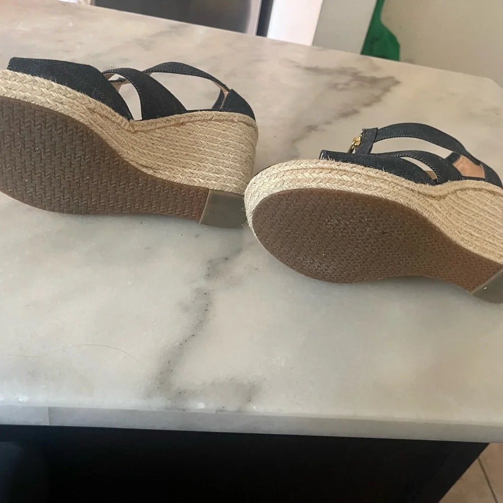 Beautiful Micheal Kors Sandals - Picture 3 of 3